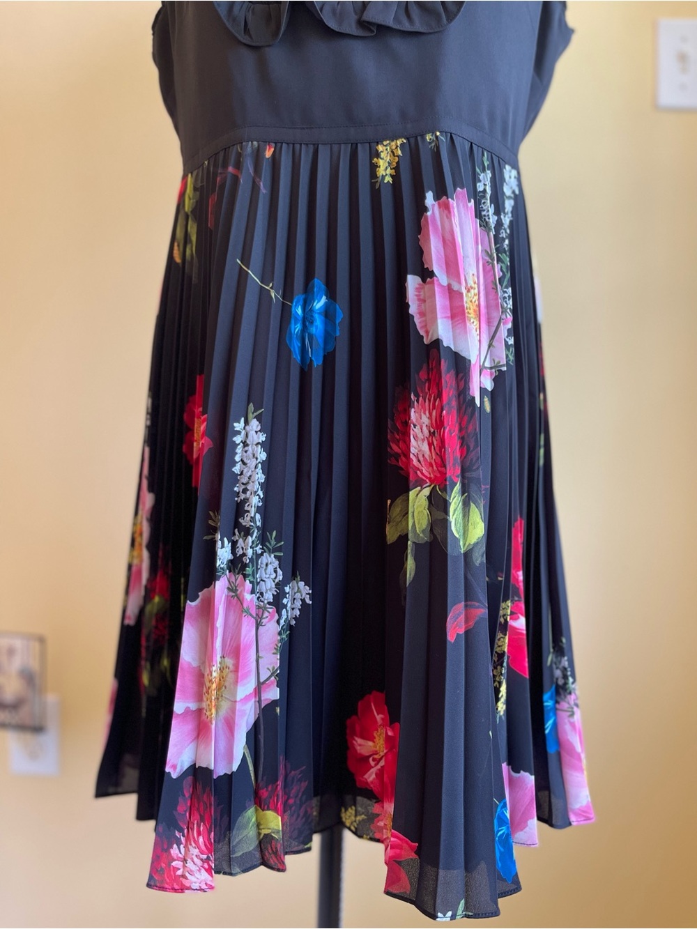 Ted Baker London Black and Vibrant Floral Pleated Party Dress Size 2 - Picture 5 of 8